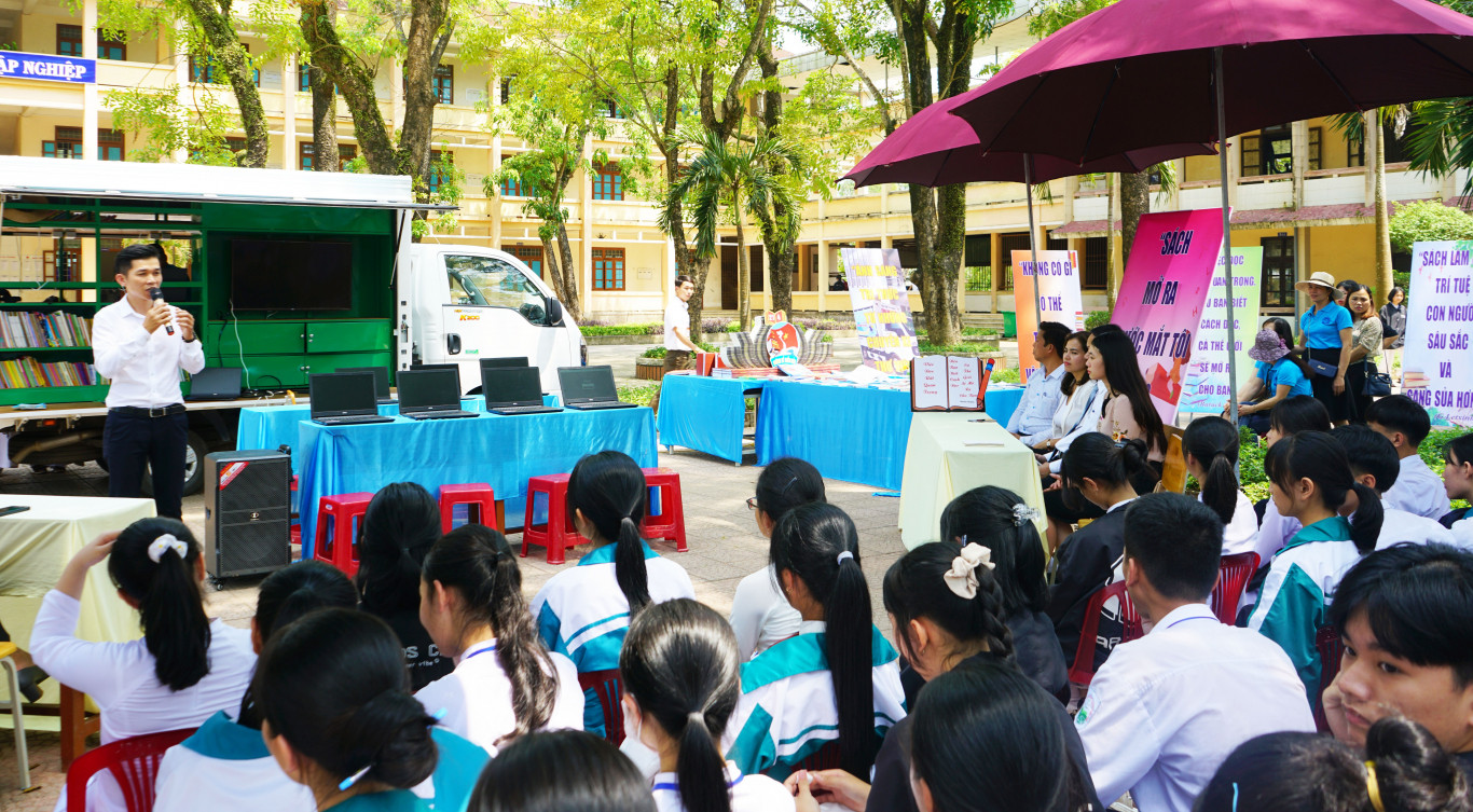 Chuyến xe s&aacute;ch lưu động của Thư viện tỉnh đến với học sinh Trường THPT Vĩnh Linh